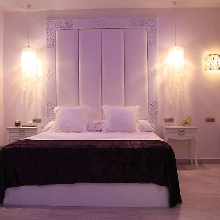Romantic Barcelona Apartment Room photo